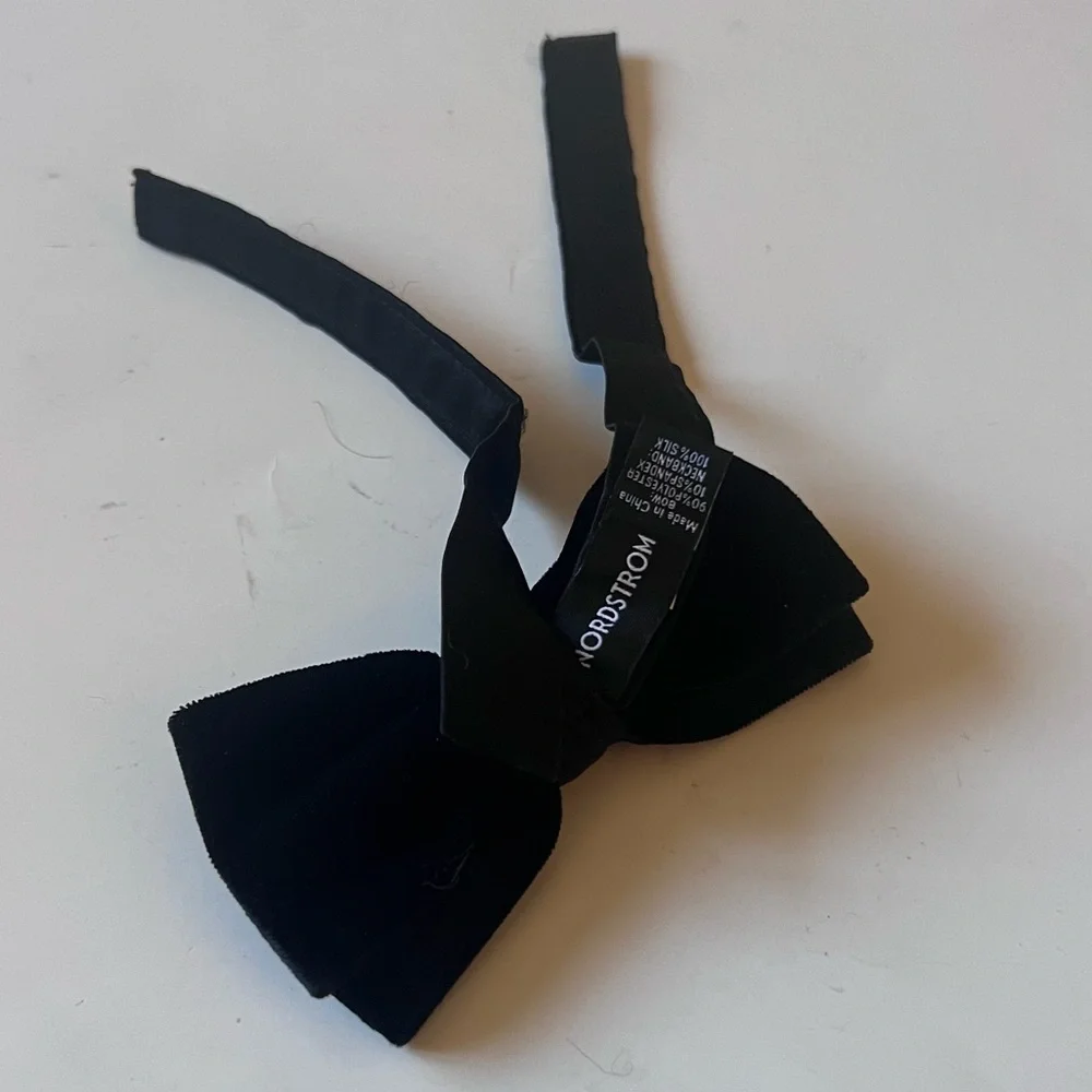 NORDSTROM FAMILY MOMENTS BOYS VELVET PRE-TIED BOW TIE BLACK OS ADJUSTABLE NEW